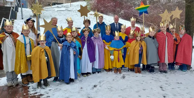  25 Hürther Sternsingerinnen und Sternsinger haben im Rahmen der diesjährigen Sternsingeraktion  das Rathaus besucht, wo sie von Bürgermeister Dirk Breuer empfangen wurden.  | Foto: Stadt Hürth