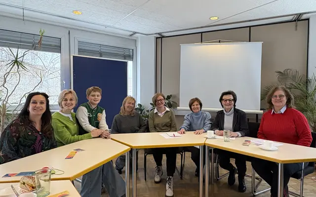 Erfahrungsaustausch zum Thema Demenz: (v.l.) Andrea Hein (Verein für Tschernobyl geschädigte Kinder), Olga Gabrukovich mit Sohn Platon (Kinder-Rehazentrum „Nadeshda“), Doris Gräber (APK Soziale Dienste), Tatjana Zhuk (Caritas Minsk), Dr. Sibylle Schreckling, Mine Marklein (Gruppe Füreinander) und Inge Hartmann (Alzheimer Gesellschaft Rhein-Erft-Kreis). | Foto: Andrea Floß/Die Wortfabrik