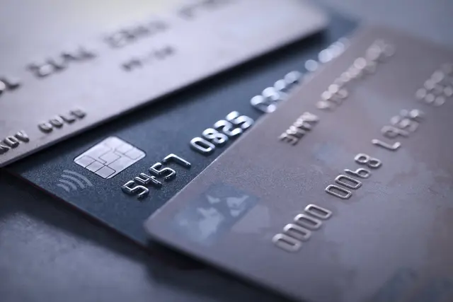 Die neue Bezahlkarte ist nicht mit einer deutschen Girocard vergleichbar. Jeden Monat bucht die Verwaltung den nach dem Asylbewerberleistungsgesetz zustehenden Betrag als Guthaben auf die Bezahlkarte.  | Foto: New Africa/stock.adobe.com (Symbolfoto)