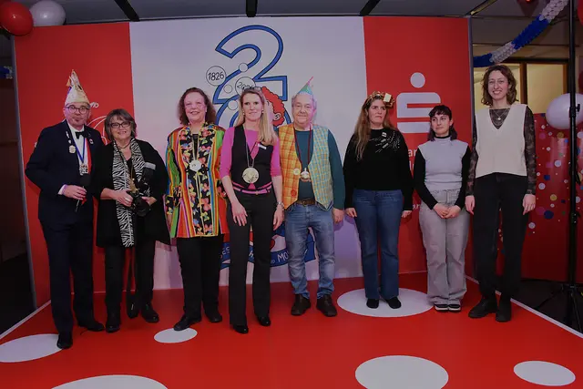 Moderator Mirko Feld mit den ausgezeichneten neuen Ordensträgern sowie drei der anwesenden Ordensdesignerinnen.  | Foto: AS