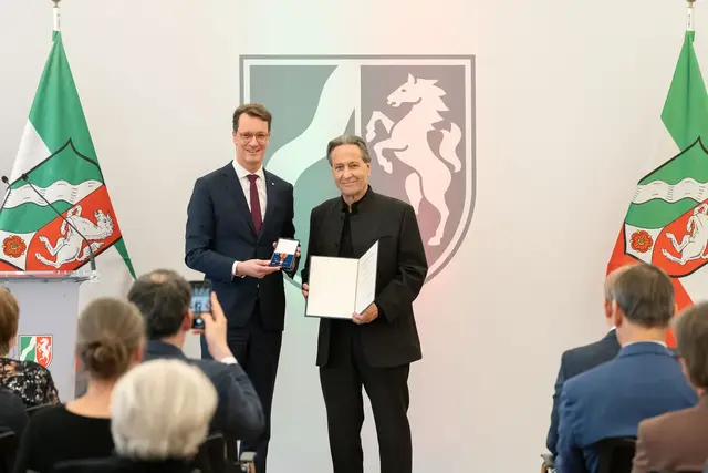Ministerpräsident Hendrik Wüst (l.) überreichte dem früheren Bonner Oberbürgermeister Jürgen Nimptsch in der Düsseldorfer Staatskanzlei den Verdienstorden.  | Foto: Land NRW/Josua Dunst