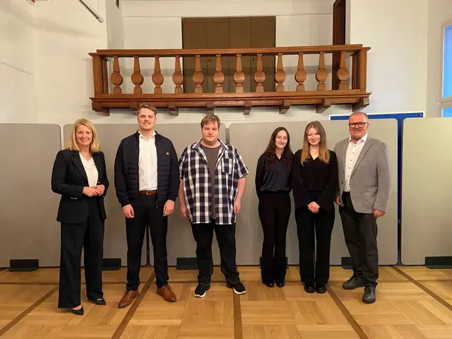 Bürgermeisterin Anne Loth (l.) und Michael Sallmann (r.), Leiter IHK-Geschäftsstelle Oberberg, ehrten die besten Auszubildenden der Hansestasdt. | Foto: Tanja Reinhold