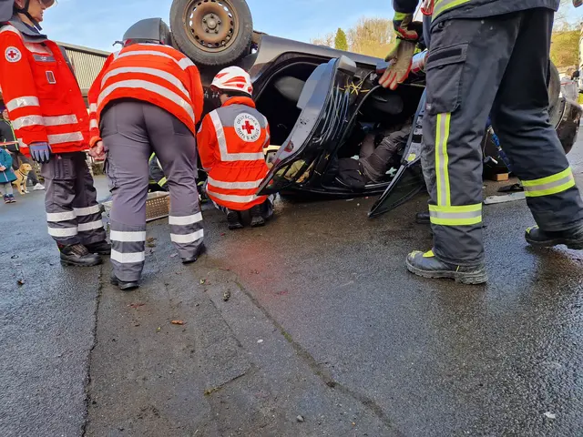 Eingeklemmte Person retten - das erfordert ein gutes Zusammenspiel von DRK und Feuerwehr.  | Foto: Vivian Seeber, DRK Derschlag