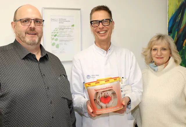 Jürgen Meinhardt (li.) und Barbara Jansen (re.) vom St. Katharinen-Hospital übergaben 1.850 Euro an Oberarzt Professor Dr. Thorsten Simon von der Kinderonkologie der Uniklinik Köln.  | Foto: St. Katharinen-Hospital