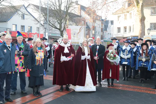 Großer Bahnhof für das Prinzenpaar auf Duisdorfs Marktplatz.  | Foto: we