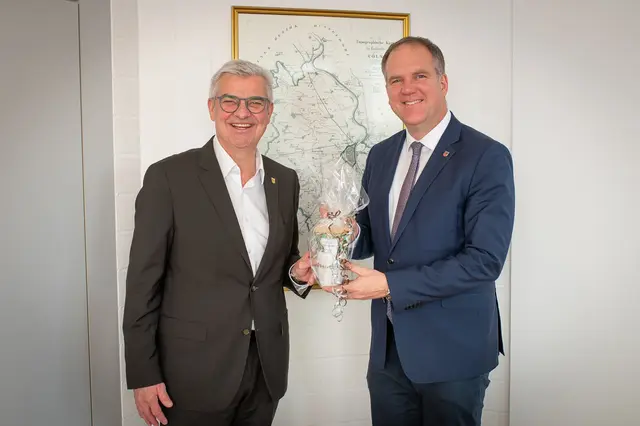 Bürgermeister Dr. Marc Prokop aus Brühl wurde von seinem Amtskollegen Dirk Breuer im Hürther Rathaus begrüßt.  | Foto: Bild: Giuseppe Piliero