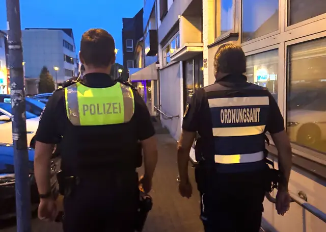 Beim Präsenzeinsatz in Frechen waren Polizeibeamte und Mitarbeiter des Frechener Ordnungsamtes  gemeinsam in der Innenstadt unterwegs.  | Foto: Polizei Rhein-Erft-Kreis