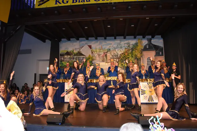 Die Showtanzgruppe „Blau-Gold-Girls“ brachten auch zur Prunksitzung ihres Heimatvereins, der KG Blau-Gold, frischen Schwung auf die Bühne.  | Foto: AS