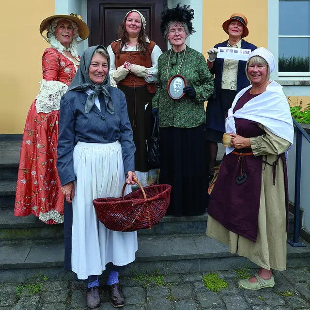 Bei der Kostümführung „Von allerlei Weibervolk“ erzählen Brühler Frauen aus ihrem Leben in verschiedenen Jahrhunderten.  | Foto: Stadt Brühl