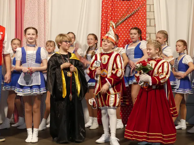 Das Vorjahreskinderprinzenpaar Marie I. und Jeremi I. überreichte den strahlenden Nachfolgern - Prinz Maxim I. und Prinzessin Charlotte I. - Zepter und Orden. | Foto: Gast