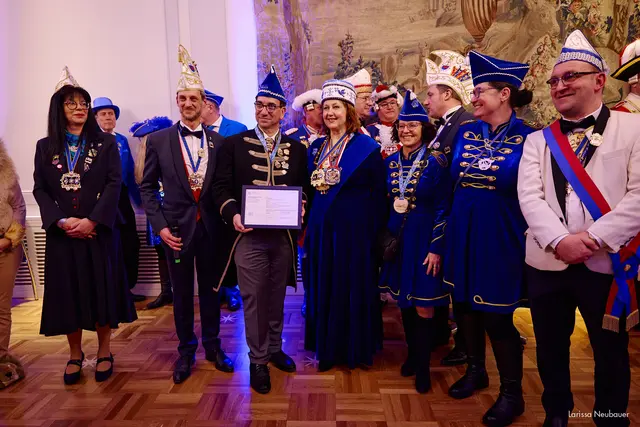 Die Übergabe des Kompensationszertifikats für den klimaneutralen Rosenmontagumzug an den Festausschuss Bonner Karneval und die Stadt Bonn beim Bonner Expat Carnival 2026.  | Foto: Larissa Neubauer