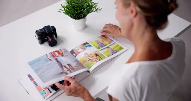 Auch in Zeiten von Digitalkamera und Handyfotografie ist es dennoch schön, Erinnerungen in Papierform aufzubewahren und zu betrachten.  | Foto: Andrey Popow/stock.adobe.com