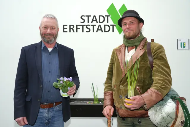 Das Grün liegt Ferdinand Zinnkann am Herzen – aber eigentlich das essbare. Dirk Schulz hieß den Wandergesellen in Erftstadt willkommen und lauschte seinen Reimen und Erlebnissen. | Foto: Stadt Erftstadt / Düster