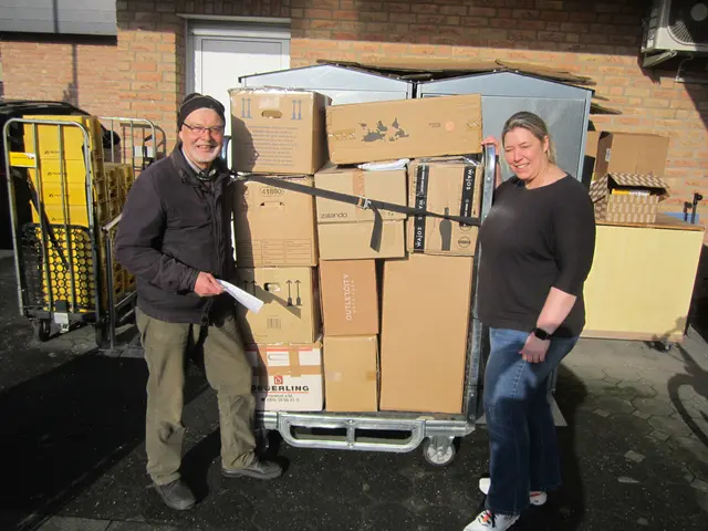 Dieter Rondorf (Kolping Mondorf) und Ramona Röhrig (E.P. Röhrig) machen eine Ladung mit Schuhpaketen reisefertig.  | Foto: Gratzfeld