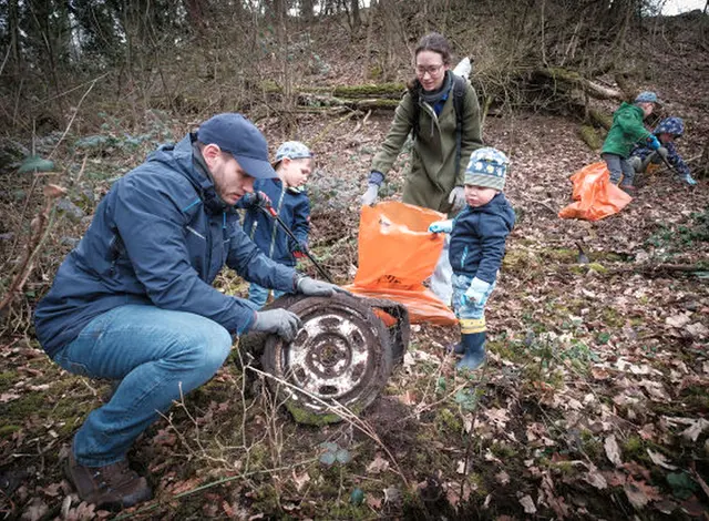 Auch Familie Karschat aus Geislar unterstützte die Müllsammelaktion.  | Foto: SWB/Martin Magunia