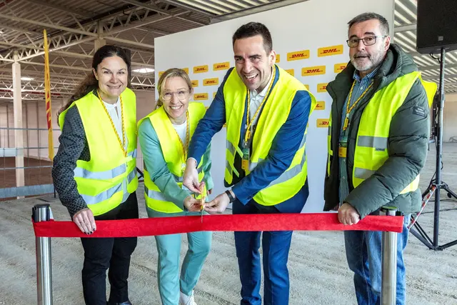 Richtfest für das neue DHL-Logistikzentrum im Rheinbacher Gewerbegebiet Wolbersacker: Vertreter von DHL Supply Chain und der Stadt Rheinbach eröffneten den Neubau, der im August 2026 in Betrieb gehen soll.  | Foto: DHL Group