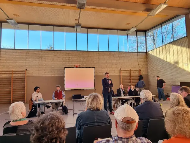 Großes Interesse: Rund hundert Bürgerinnen und Bürger kamen zur Einwohnerversammlung in die Turnhalle, zu der Bürgermeister Christian Lanzrath eingeladen hatte. | Foto: Frank Engel-Strebel