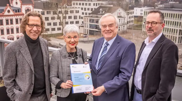 Gabriele Willscheid und Friedhelm Lemmer freuen sich über die erneute Auszeichnung mit dem Gütesiegel. Es gratulierten der Regionalkurator Hubert Schramm (li.) und der Vorsitzende der Gütesiegeljury, Prof. Dr. Burkhard Küstermann (re.).  | Foto: BürgerStiftungLohmar