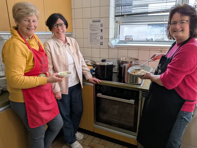 Fastenessen an St. Lambertus Witterschlick (von links): Dagmar Schmälter, Annette Binger und Karin Reuß bereiteten ein leckeres kolumbianisches Reisgericht vor. | Foto: Frank Engel-Strebel