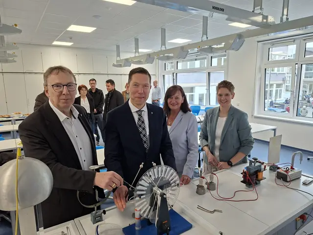Jürgen Hefner (Technischer Beigeordneter), Bürgermeister Raoul Halding-Hoppenheit, Schulleiterin Angela Harrock und Konrektorin Sabine Wilhelm (v.l.).   | Foto: Stadt Gummersbach