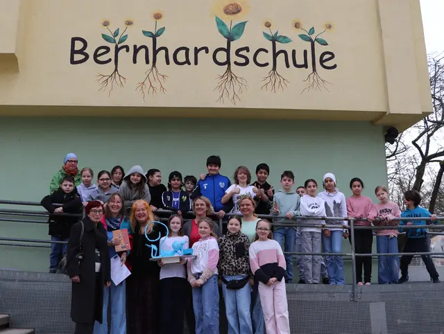 Abgebildet 1. R. v. li. n. re.: Elisabeth Einecke-Klövekorn (Vorsitzende der Theatergemeinde BONN), Ulrike Tscherner-Bertoldi und Lucilene Pampolha (KinderAtelier im Frauenmuseum, AbraPalabra), Florica Friedrichs (Preisträgerin mit dem Himmelblauen Schreibäffchen), 3 Mitschülerinnen, dahinter v. li. n. re.: Katje Binnenbruck (Klassenlehrerin), Alexandra Bergrath (Direktorin) – und die weiteren Mitschülerinnen und Mitschüler aus der Klasse 4a der Bernhardschule.  | Foto: Inigo Fuentes