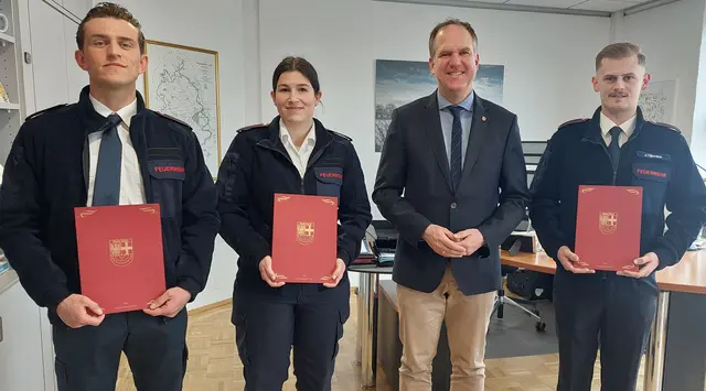 Bürgermeister Dirk Breuer überreichte Pascal Plötz (links), Anna-Lena Tillmanns und Joey Tillmann ihre Ernennungsurkunden. | Foto: Stadt Hürth / Martina Thiele-Effertz