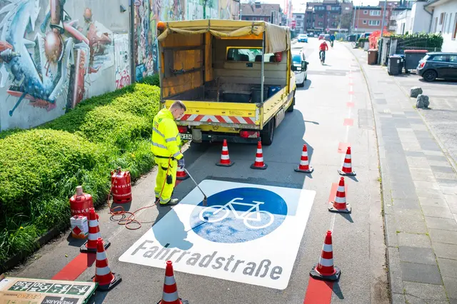 Mit den Markierungsarbeiten ist die Fahrradstraße „Zum Komarhof“ jetzt fertiggestellt.  | Foto: Stadt Hürth/Giuseppe Piliero