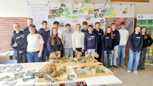 Mit den Händen denken: Die Schülerinnen und Schüler des MINT-Kurses an der TOB-Sekundarschule haben sich mit klimagerechter Schulhofgestaltung befasst.  | Foto: Stadt Wiehl