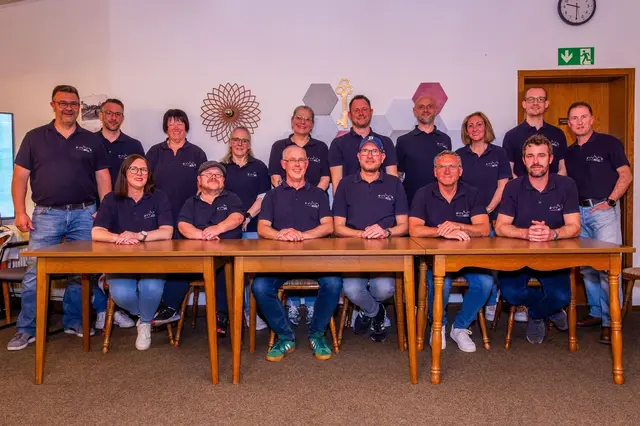 Der Vorstand des Bürgervereins Mondorf: (stehend von links nach rechts) Stefan Rathjen, Martin Franken, Sandra Chavet, Karin Wessel, Karin Göldner, Swen Odenthal, Michael Pollak, Bianca Dziamski, Lukas Odenthal, Sebastian Wessel. (sitzend von links nach rechts): Christina Bensberg, Bernhard „Shorty“ Paul, Stefan Düx, Marko Götsch, Frank Lürenbaum und Frank Linek.  | Foto: Verein