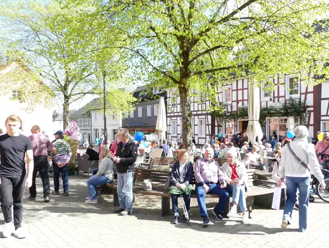 Die Sitzgelegenheiten auf dem Kirchplatz waren ständig besetzt von Besuchern, die das schöne Wetter und das Unterhaltungsprogramm genossen.  | Foto: Gast