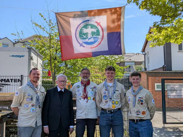 20 Jahre Pfadfinder am Rhein (von links): Stammesvorsitzender Sebastian Bittner, Pfarrer Anno Burghof, Kurat Dietmar Merdian und die beiden Leiter Thomas Steinheuer und Paul Röttgen.  | Foto: fes