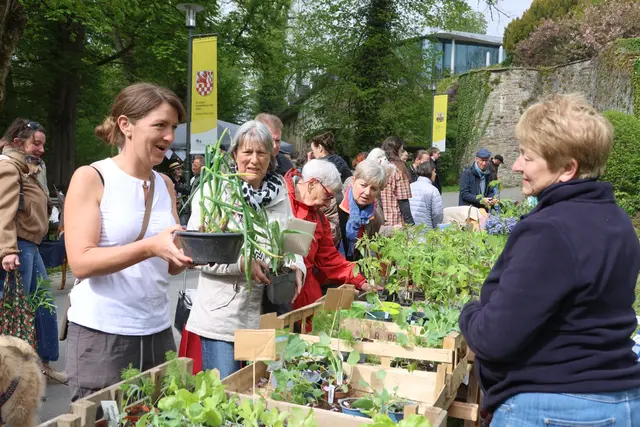 Svea Dietz-Halbach interessiert sich für das Angebot von Birgit Will. | Foto: Michael Kupper