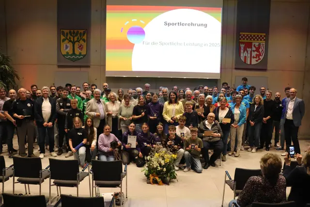 Sportlerinnen, Sportler und Ehrenamtliche nahmen stolz ihre Auszeichnungen entgegen. | Foto: Michael Kupper