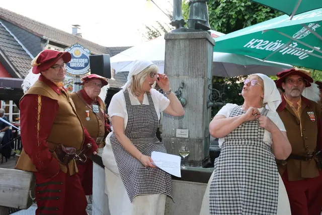 Nicht fehlen darf das Brunnengespräch - dieses Mal im Festzelt - bei dem traditionell „schmutzige Wäsche gewaschen“ wird.  | Foto: foto: Kupper