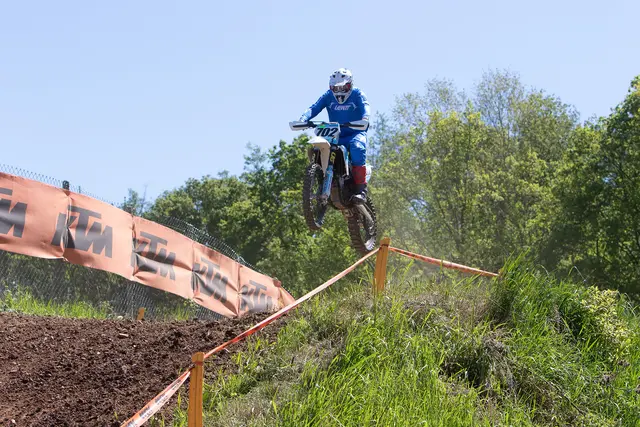 Auf der besten präparierten Strecke konnten die Motocross-Piloten wie hier am Table zur Begeisterung der Zuschauenden weite Sprünge wagen.  | Foto: Tameer Gunnar Eden/Eifeler Presse Agentur/epa