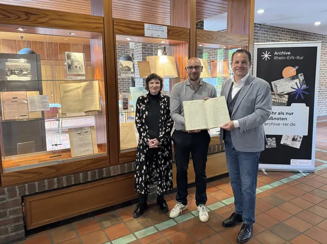 Auseinandersetzung mit der Geschichte: Bürgermeister Frank Keppeler,  Stadtarchivar Dr. Francesco Corniani und Mitarbeiterin Stephanie Doench.  | Foto: Stadt Pulheim