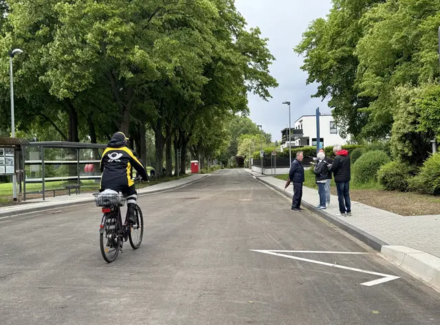 Großzügig ausgebaut präsentiert sich der neue Radweg am Rhein. | Foto: Zumbusch