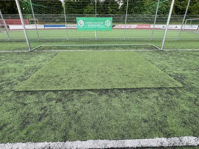 Der Zustand der Platzdecke zeigt deutlichen Handlungsbedarf: Schäden am Rasen erschweren den Spiel- und Schulsportbetrieb | Foto: CDU/FDP-Fraktion Windeck