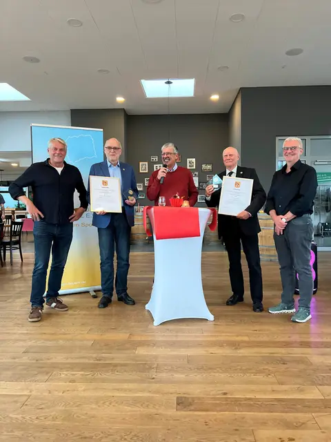Rainer Löb (rechts) und Klaus-Jürgen Eggert (links) wurden für ihr langjähriges Engagement beim Brühler Turnverein ausgezeichnet.
  | Foto: Daniela Glück