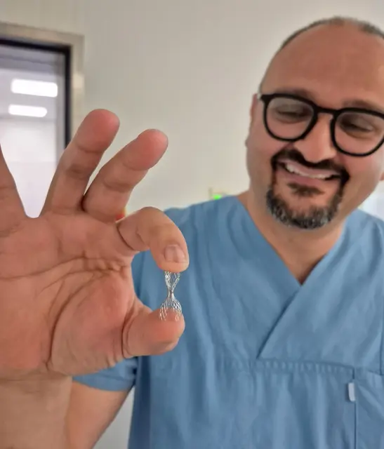Chefarzt Prof. Dr. Tyerili zeigt das neue Implantat. | Foto: Klinikum Oberberg