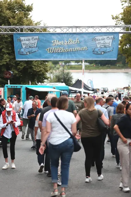 Viele Besucher kommen immer zu den Classic Cars am Mondorfer Rheinufer.  | Foto: Veranstalter