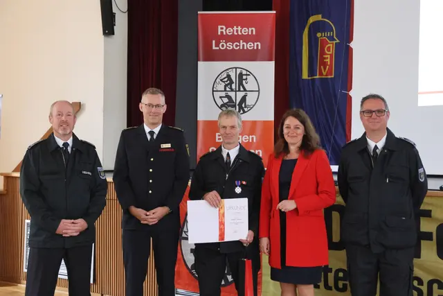 Jürgen Weber (Mitte) wurde das Deutsche Feuerwehr-Ehrenkreuz in Silber verliehen, mit René Reissig-Hochweller (v.l.), Julian Seeger, Larissa Weber und Daniel Wendeler | Foto: Michael Kupper