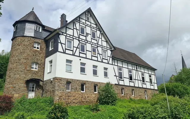 Das Gesellenhaus Holpe ist auch nach 100 Jahren noch Mittelpunkt des kulturellen und geselligen Lebens im Raum Holpe. | Foto: Christoph Buchen