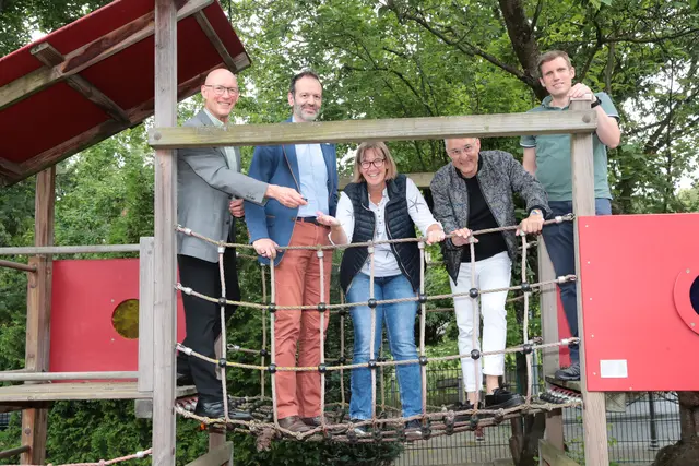 Freuen sich wie Bolle über die neue KiTa: Vlnr. Pfarrer Markus Höyng, Peter Bernards vom Kirchenvorstand, Katja Weich, Bernd Siebertz, Sascha Kisters vom Kirchenvorstand. | Foto: we
