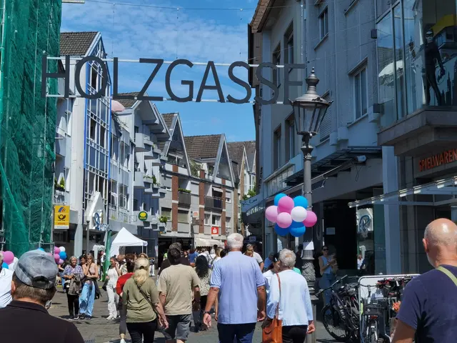 Am Sonntag, den 12. Juli, verwandeln sich die Holzgasse, Scheerengasse, Zeithstraße und erstmals auch die Brauhofpassage wieder in eine lebendige Festmeile.  | Foto: Archiv / Fries
