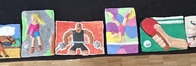 Reliefs mit den Lieblingssportarten der Schülerinnen und Schüler gehören zu den Arbeiten, die in der Ausstellung „Zusammen – Wir“ gezeigt werden. | Foto: Sabine Helser-Vögeler
