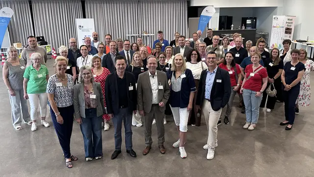 Teilnehmer des Marktplatzes mit dem Organisatoren-Team und der Verwaltungsspitzen: (v.l.) Corinna Kawczyk (Stadt Wiehl), Sylvia Asmussen (Oberbergischer Kreis), der Wiehler Bürgermeister Ulrich Stücker, Landrat Klaus Grootens, Tanja Siebert (Amaidi) und Christina Gollmer (Der Paritätische).  | Foto: Wolfgang Abegg