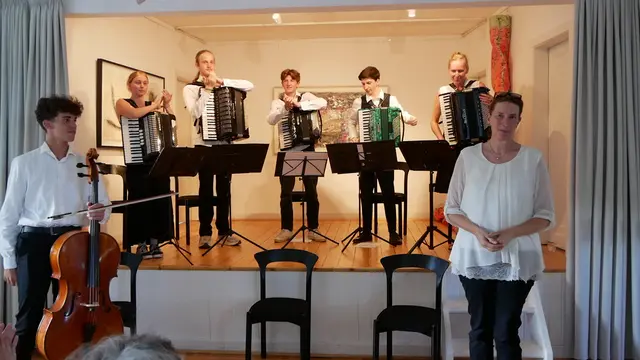 Begleitet wurde das Ensemble von einem Cellisten. | Foto: Isabel Ruland