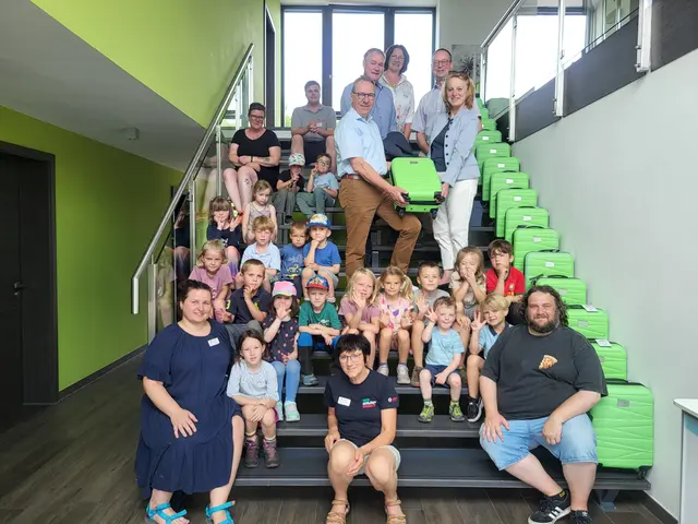 Viele grüne Koffer für oberbergische Kitas und Grundschulen.  | Foto: © BAV
