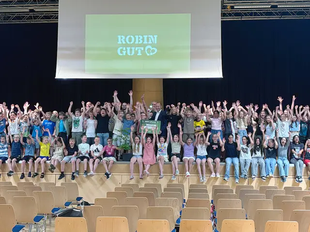Rund 170 Schüler und Schülerinnen freuen sich über den Erfolg ihrer Spendensammlung für 1.000 neue Bäume im Rahmen der Aktion von „ROBIN GUT“.  | Foto: Stadt Lohmar